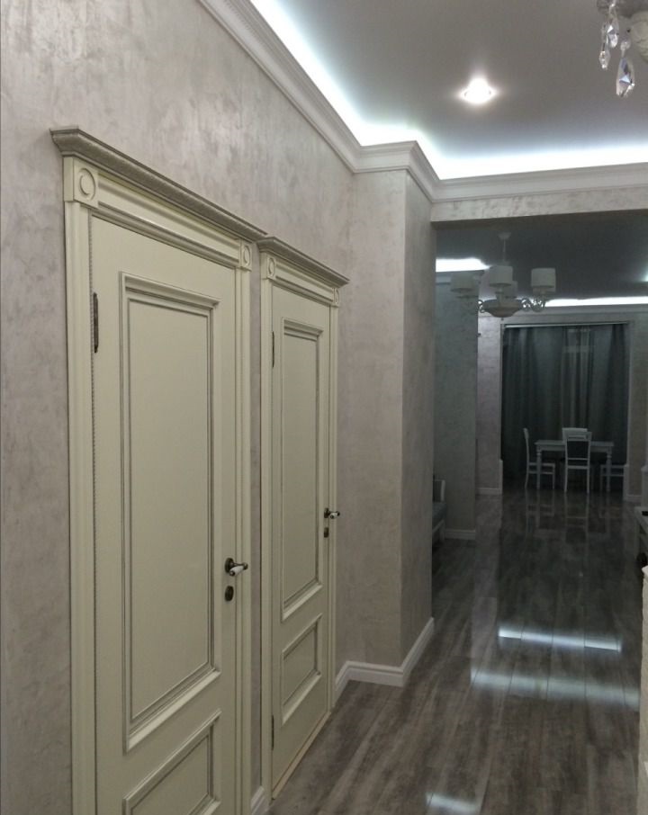 Двери в белых тоных