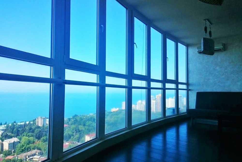 Панорамные окна с видом на море