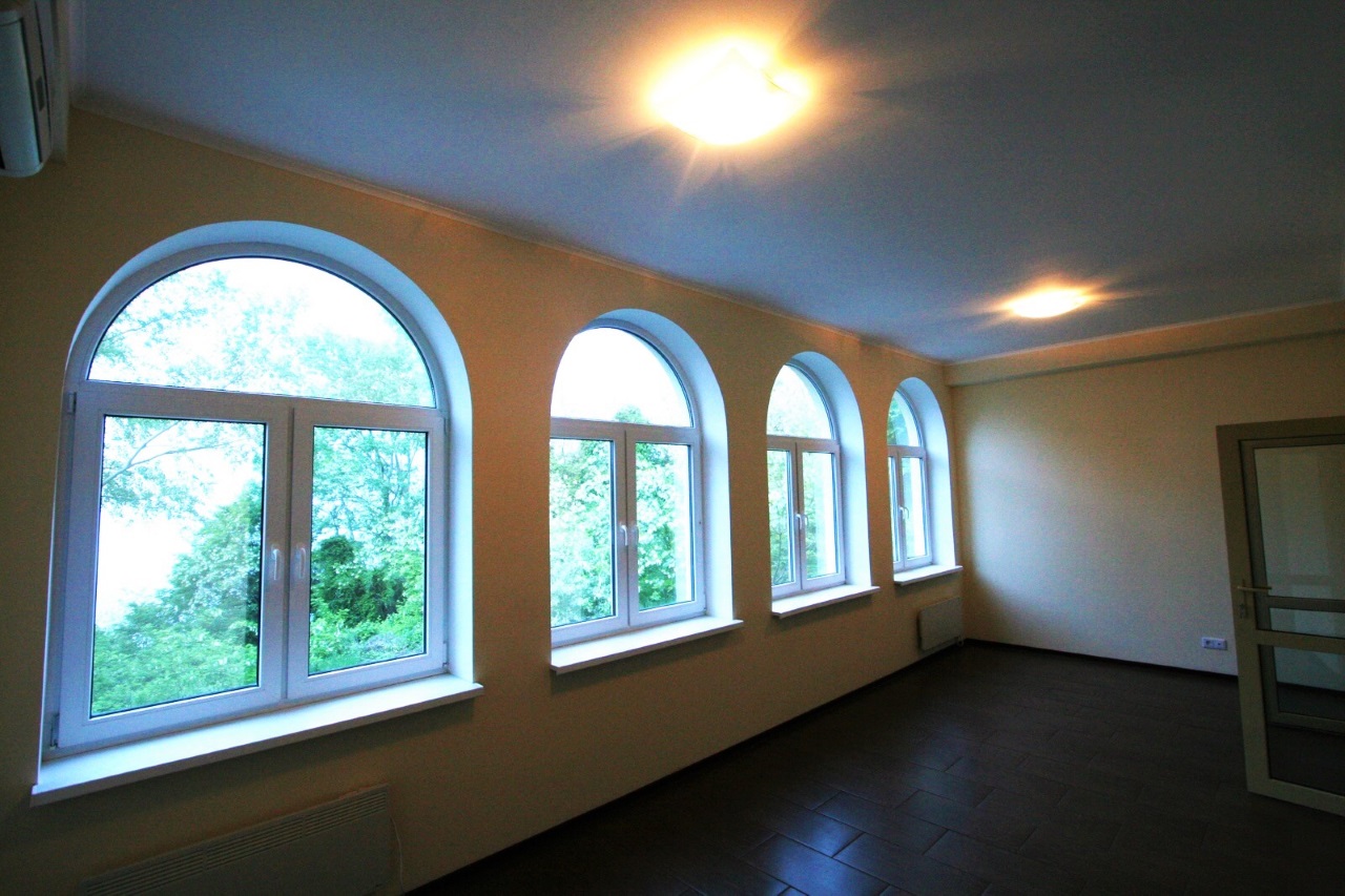 Комната с арочными окнами